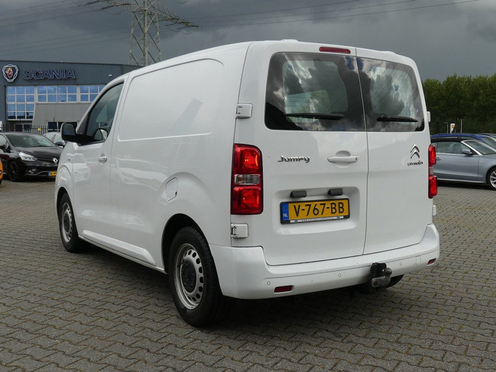 52823451-2.jpg