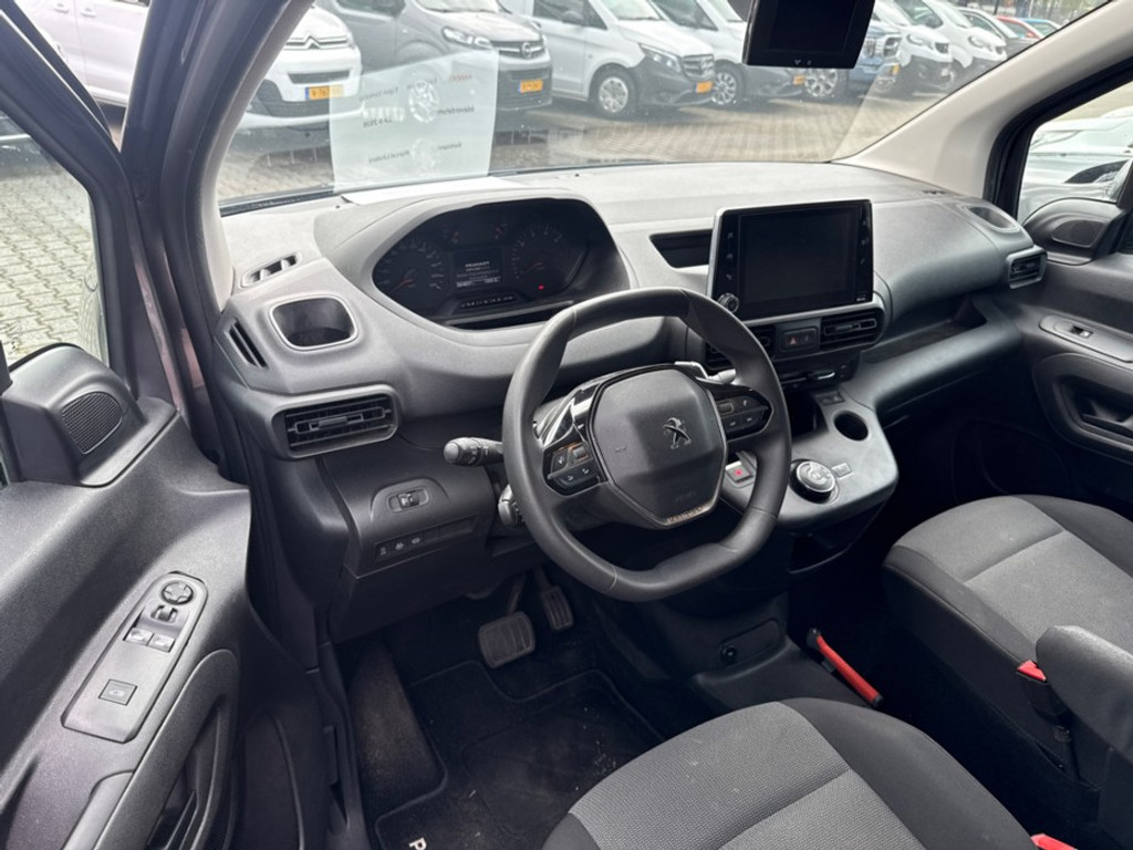 54100135-2.jpg