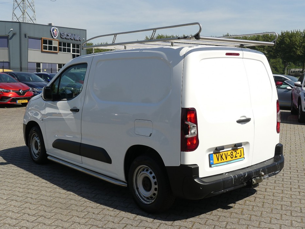54349880-2.jpg