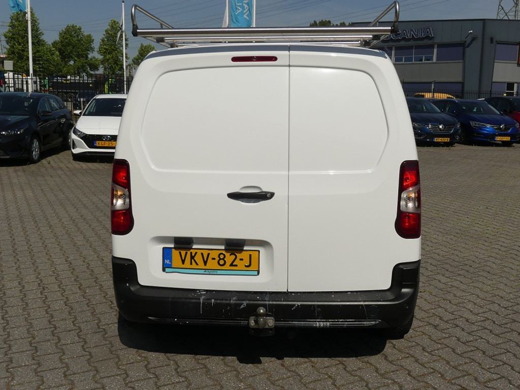 54349880-3.jpg