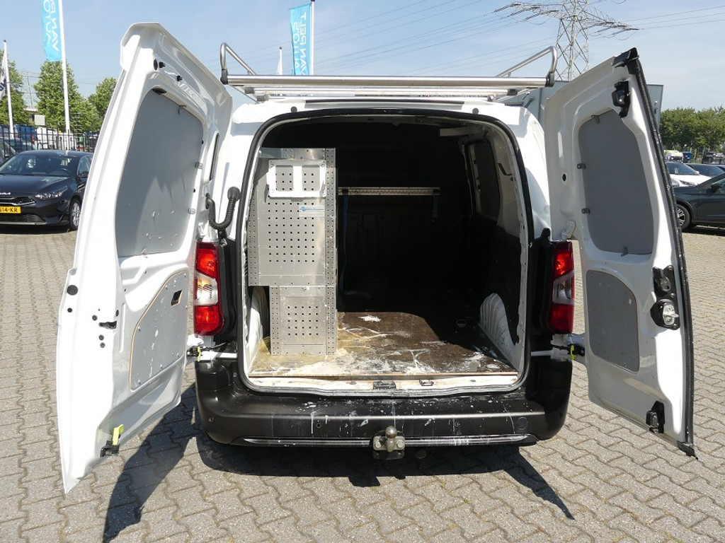 54349880-4.jpg