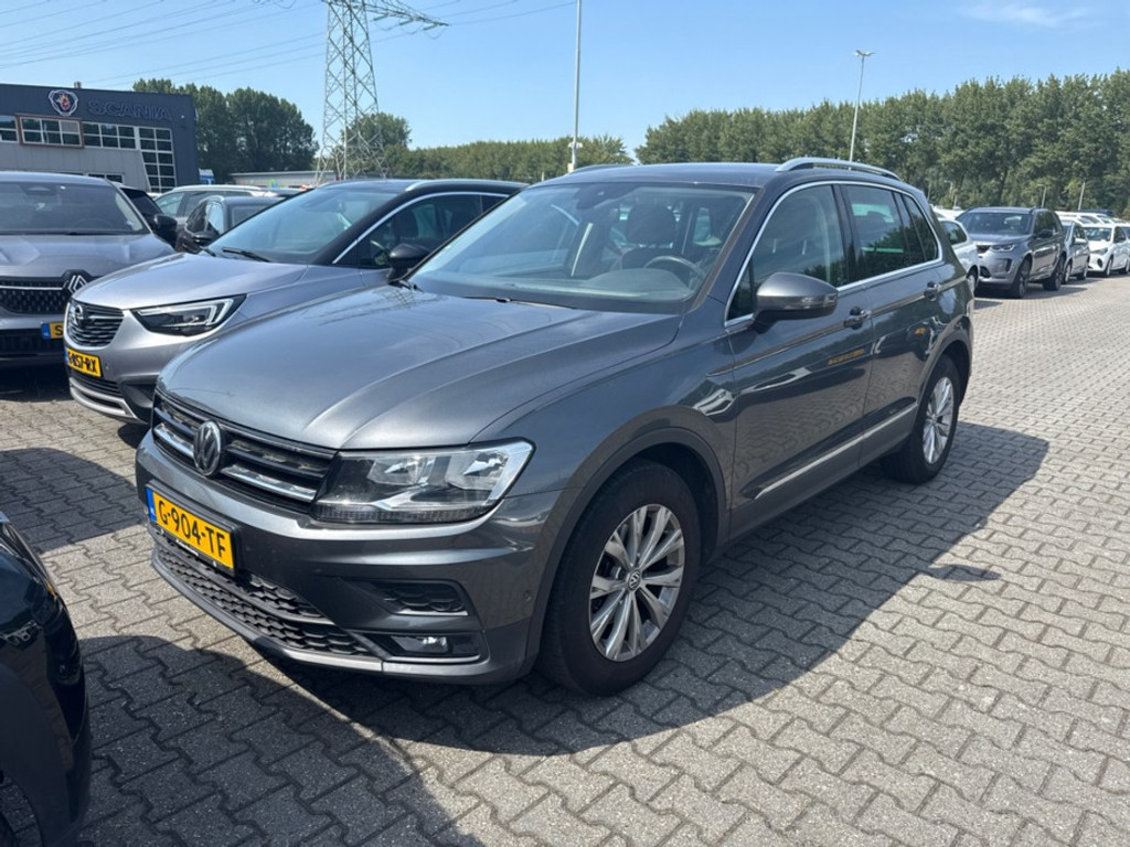 55628305