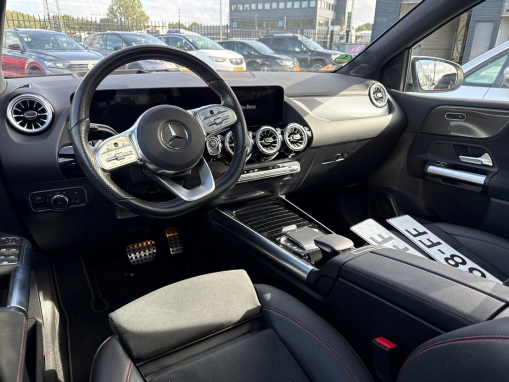 56790180-2.jpg